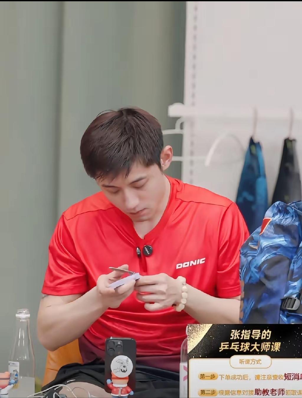 大家都把注意力，
放在了孙宇晨给景甜花的钱上，
却忽略小作文里的第三个人，一个不