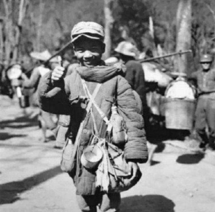 2014年，志愿者送给83岁老兵一张老照片做纪念，笑言：“没准是您战友”，老兵起