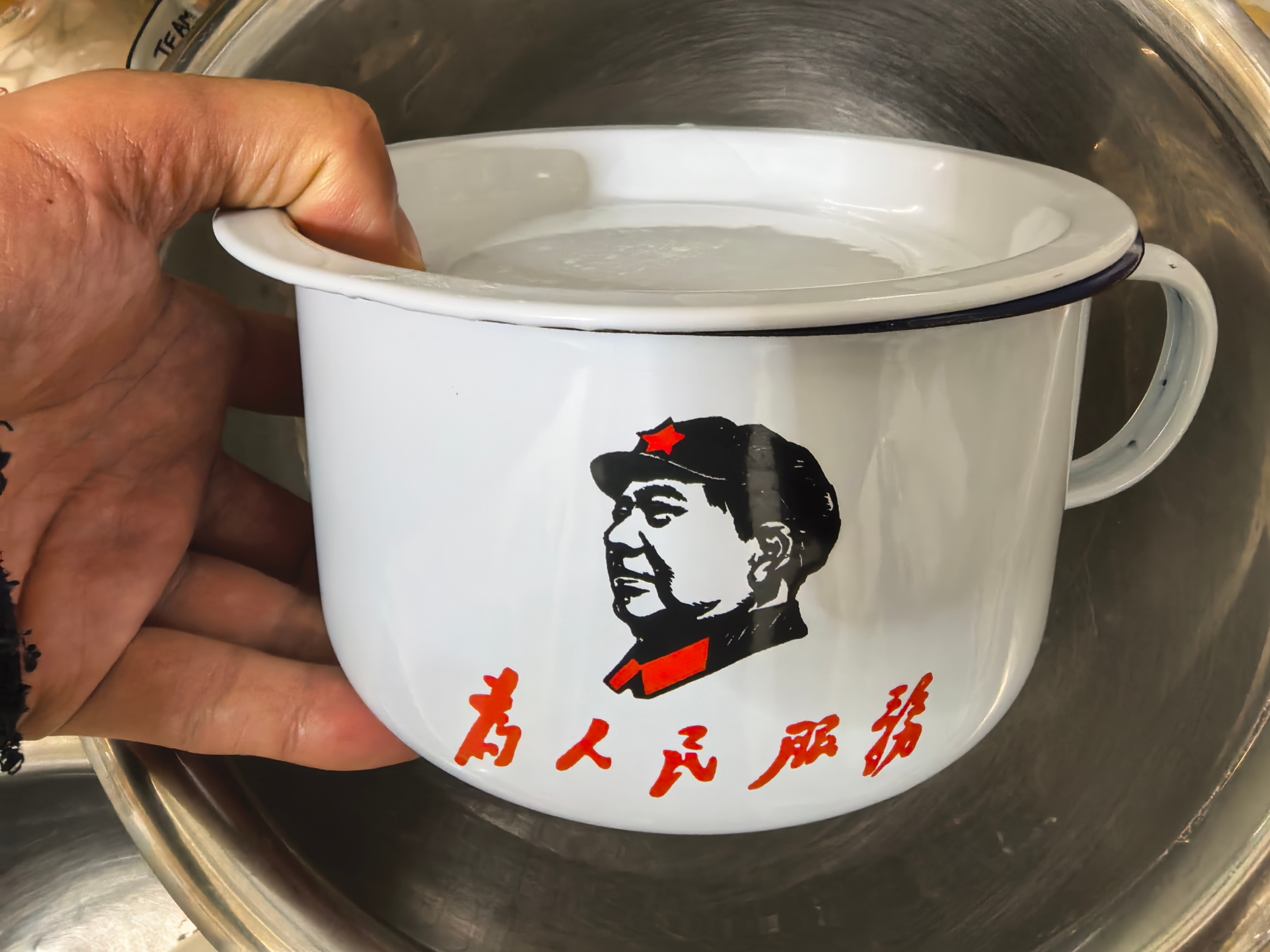 人民大会堂的同款老式热水瓶已停产 平时在工作室我都是用这个老式搪瓷缸泡茶喝，有同