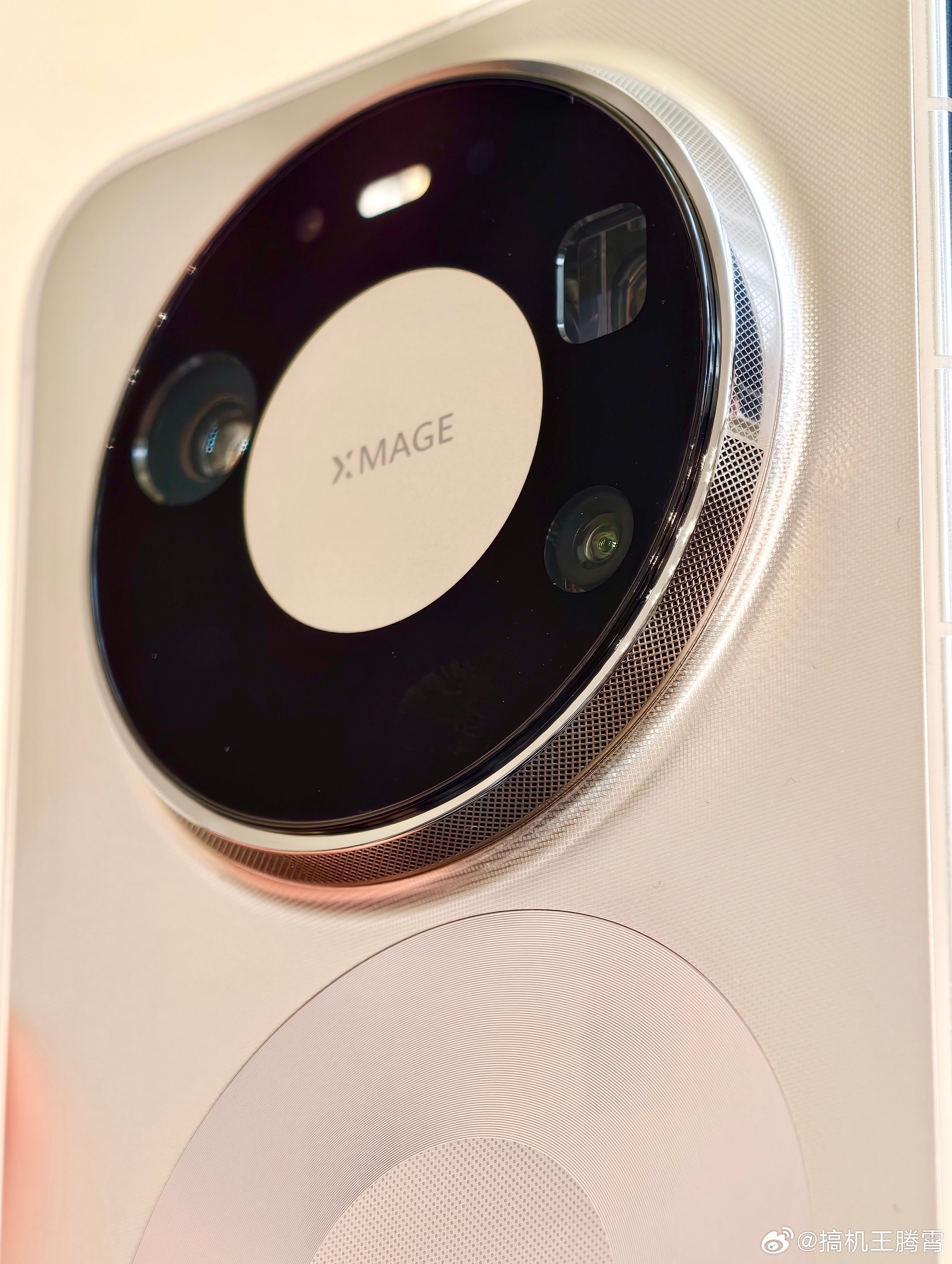 【华为Mate 80 Pro Max 风驰版真机上手】和普通版本相比，说实话你不