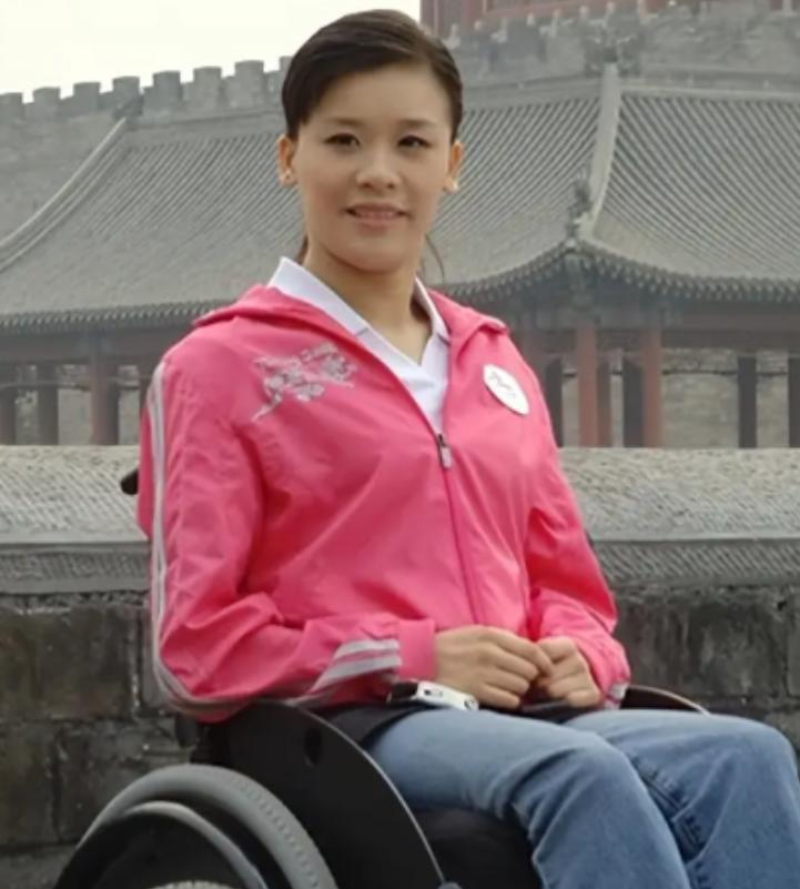 高位截瘫，胸部以下全没知觉。一个连大小便都无法自理的女人，不仅嫁了千万富豪，生了
