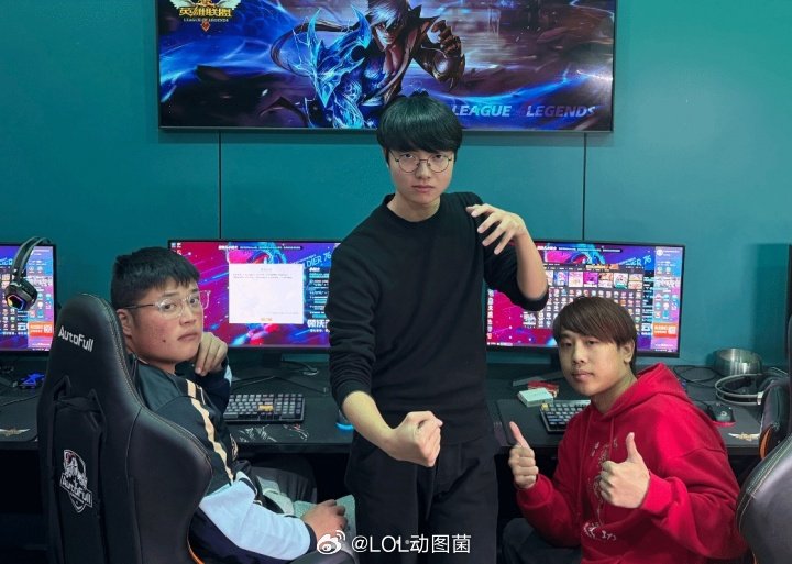 山寨机，就是牛👍🏻高仿Uzi、Faker、The Shy等人同屏直播。 近日