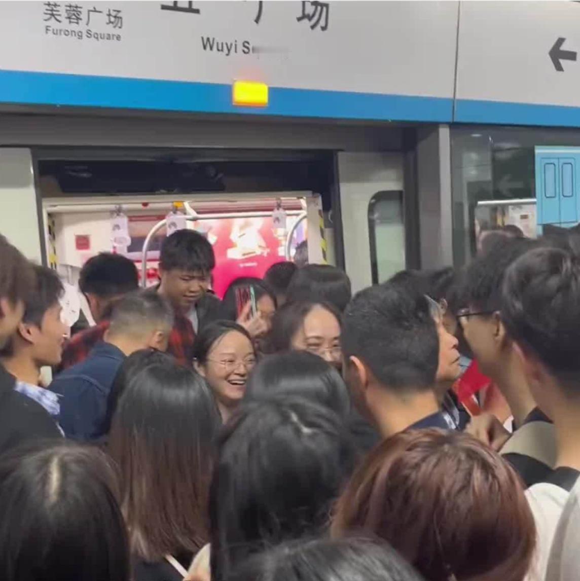 🚇 五一狂欢不设限！长沙地铁连续两天“加班”至24:00

📣 长沙夜猫子&