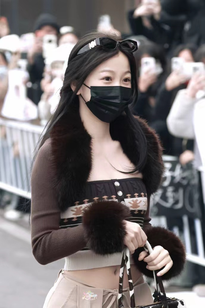 虞书欣毛领露腰针织衫工装裤look虞书欣红色毛领牛奶包  谁懂这个虞书欣毛领露腰