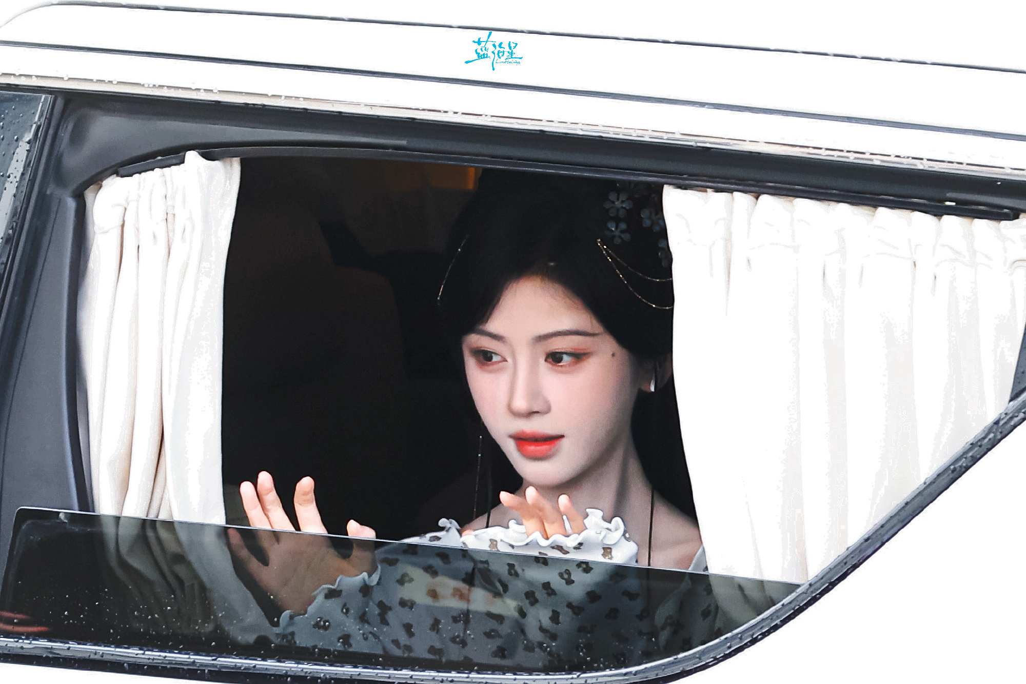 jjy鞠婧祎千香 jjy鞠婧祎姜黎非 “玫瑰之所以是玫瑰，是风与光的眷顾，更是视