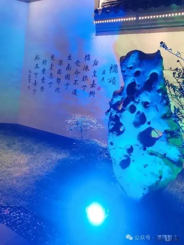 上联:再写秋诗聆叶落
下联:独酌菊酒忆旧游
横批:秋思忆梦