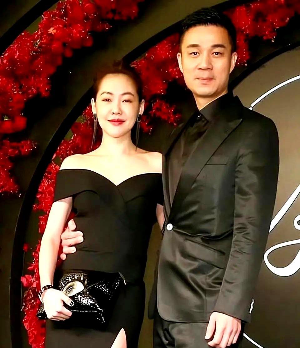 许雅钧这次的操作，连老粉都看呆了。
 
他主动联系20岁的大S女粉，为了自证身份