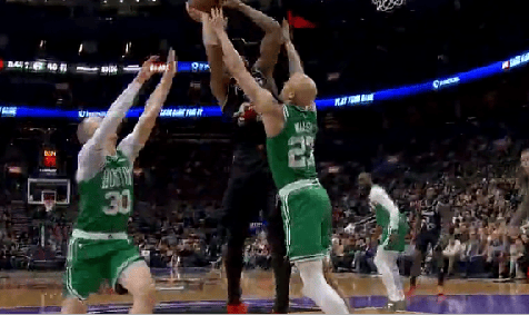 巴恩斯持球单打沃尔什，碾进内线强攻上篮打进2+1