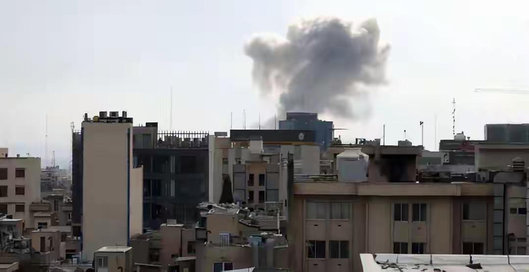 第15轮反击！伊朗摧毁美指挥中心，头号强援也就位，特朗普改口了