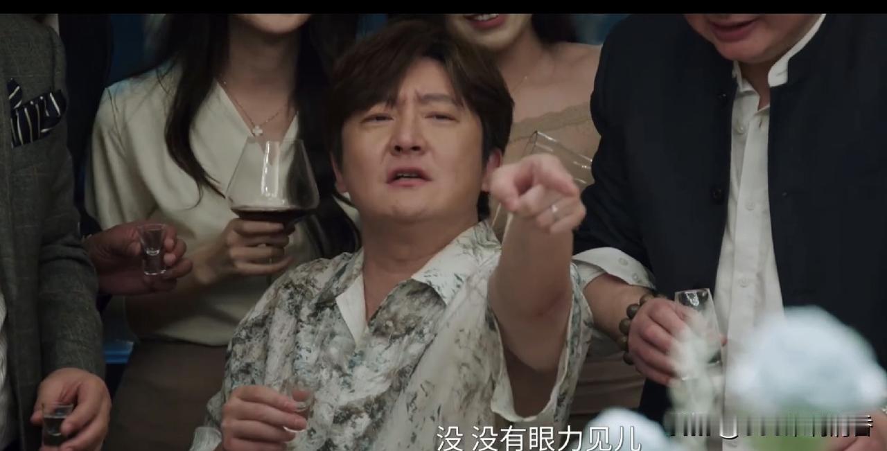 悬疑喜剧《迷墙》中，余鸣（郭京飞饰）和文一彤（任素汐饰）怎么都没想到，洪金奎（刘