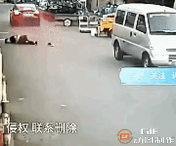 冲动是魔鬼！悔之晚矣！
一名男子立于路心，不经意间阻碍了后方驶来的小轿车通行。司