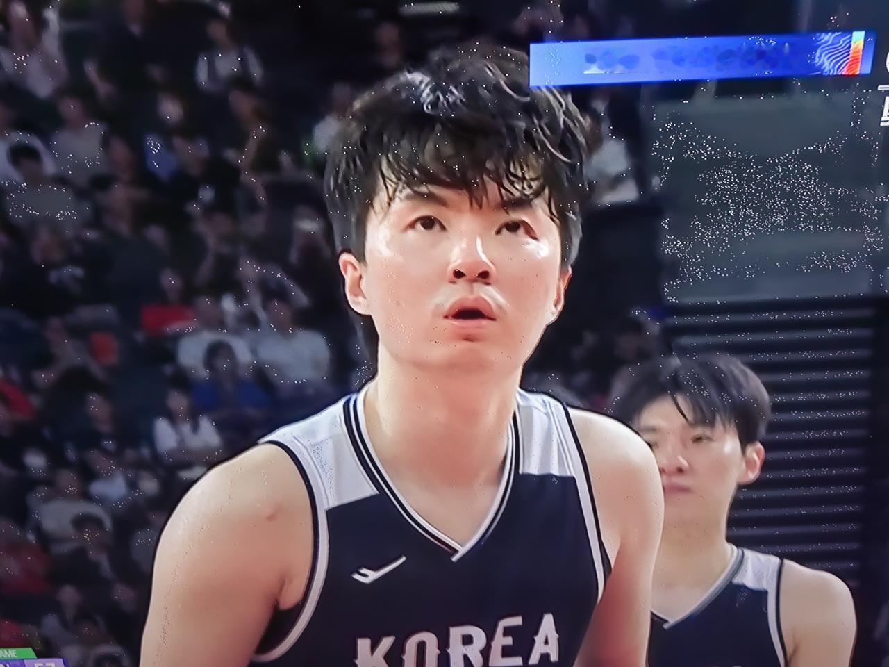 没有压力就没有动力，不拿冠军就要服兵役。
韩国男篮的小伙子们众志成城、斗志昂扬，