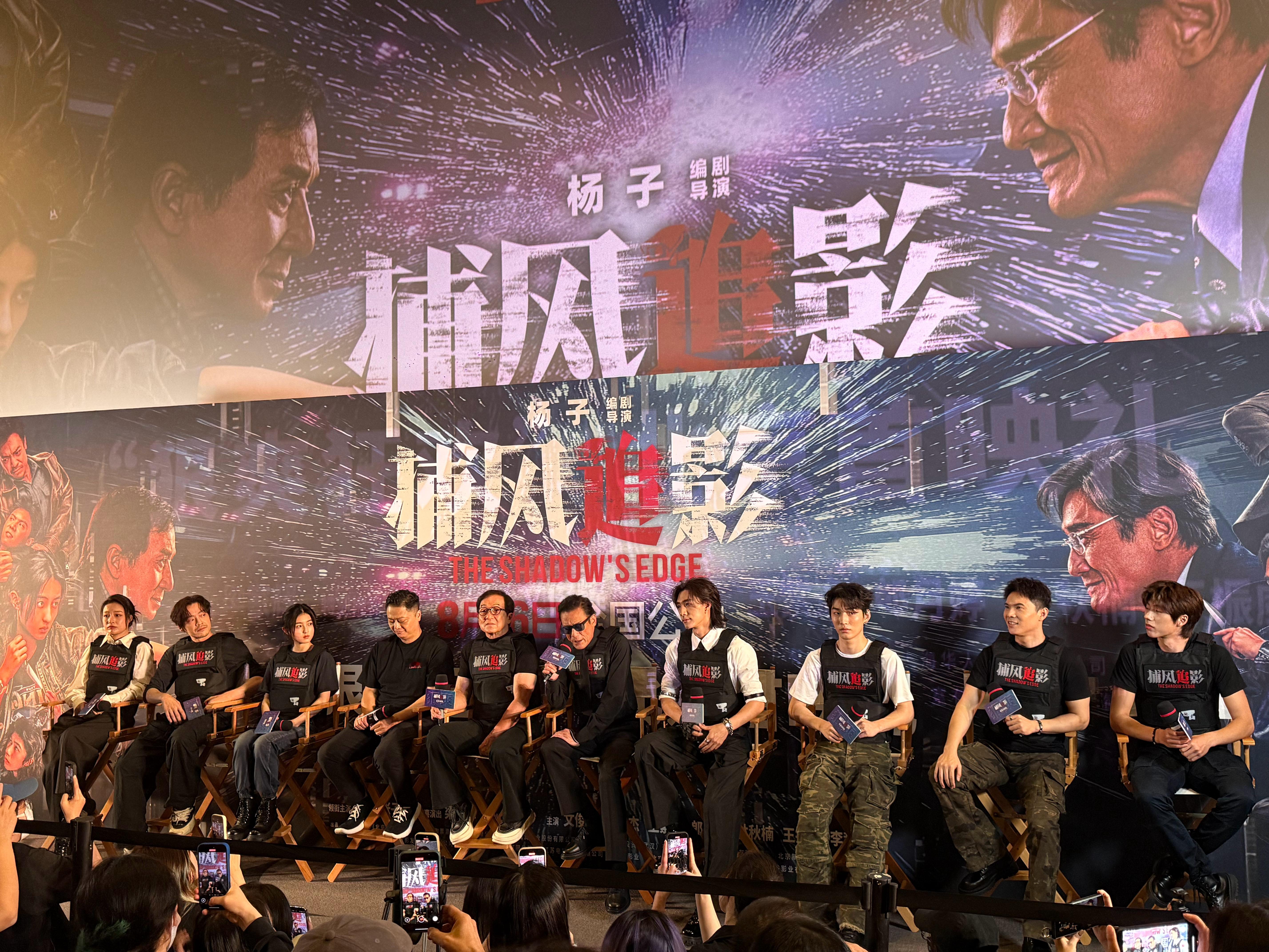 《捕风追影》有点像八年前的《英伦对决》，你以为成龙已经打不动了，但没想到他还能拼