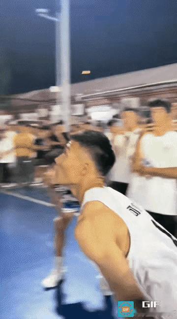 这个扣篮你们过几分？[机智]弹簧人啊！