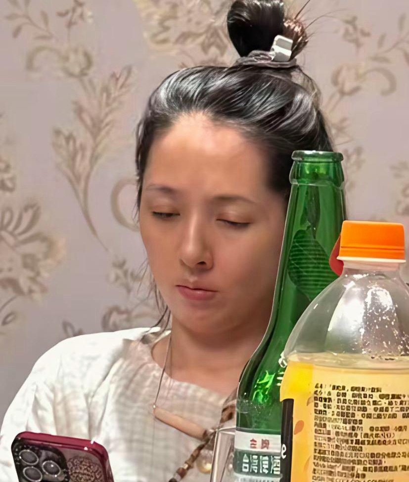 没化妆的郭碧婷实在太普了看她素颜的脸色有点蜡黄，头发随手抓上去盘成丸子头，感觉好