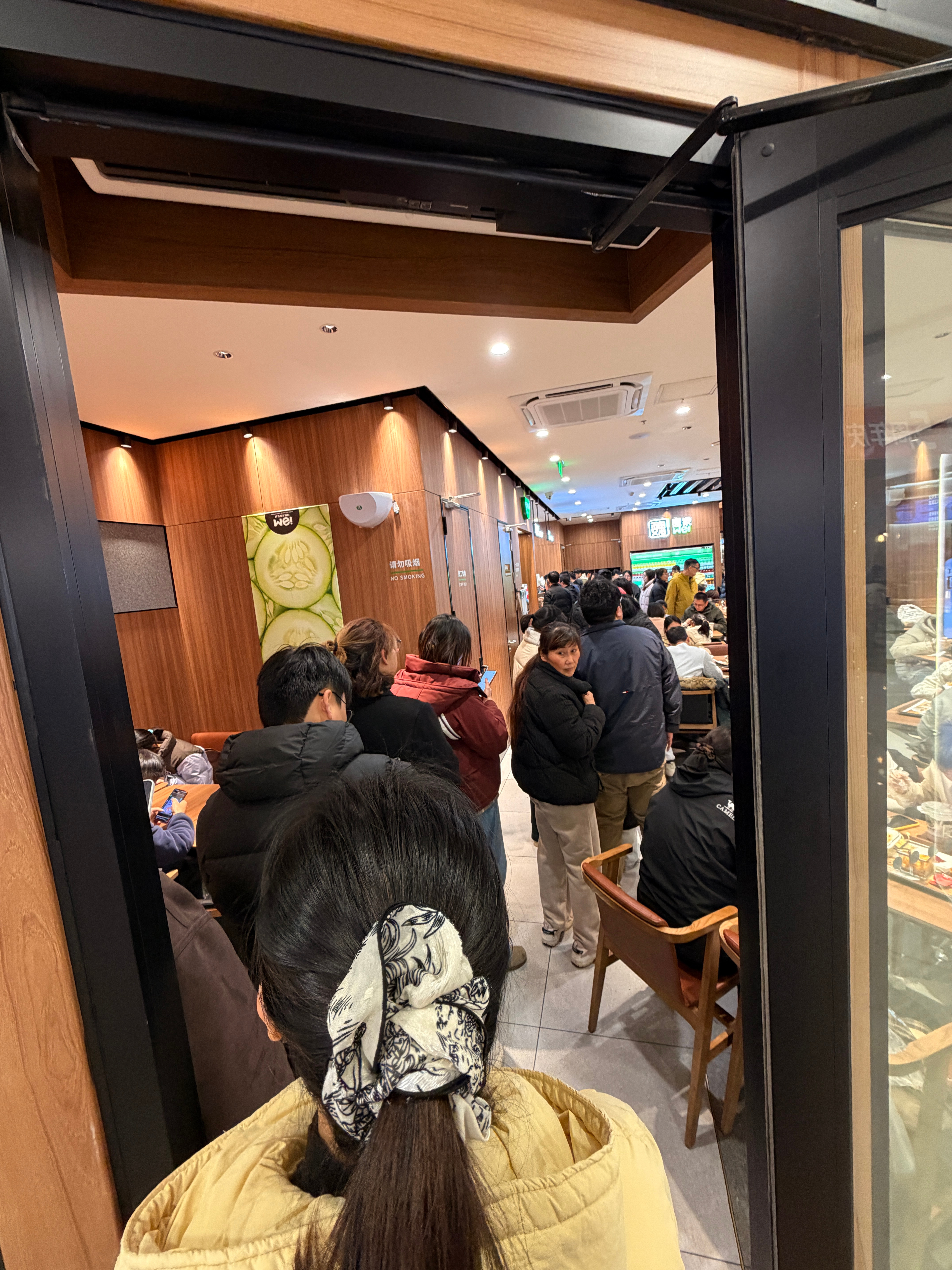 第一次来线下吃魏家凉皮这排队阵仗也太夸张了吧！有吃过的粉丝bb吗？哪个单品最好吃