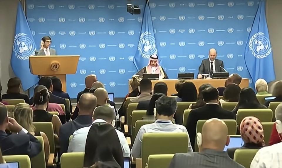 联合国会议现场，各国代表齐聚一堂，共商国际大事。