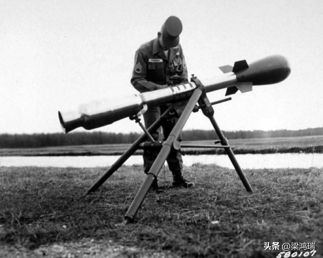 照片中展示的是M28/M29“大卫·克罗基特”（Davy Crockett）武器