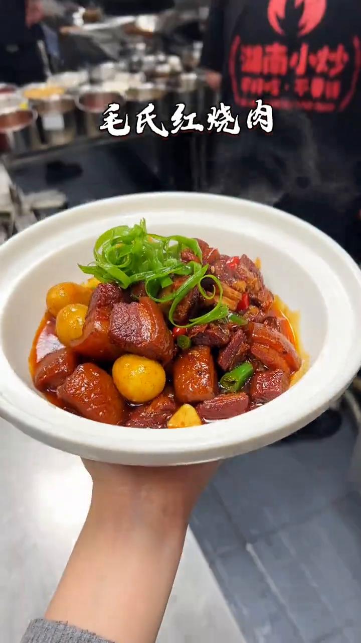湖南家乡丝瓜、小炒黄牛肉、下饭菜炒粉皮、长沙口味麻鸭、阿婆剁椒醋炒蛋、笨炒手撕包