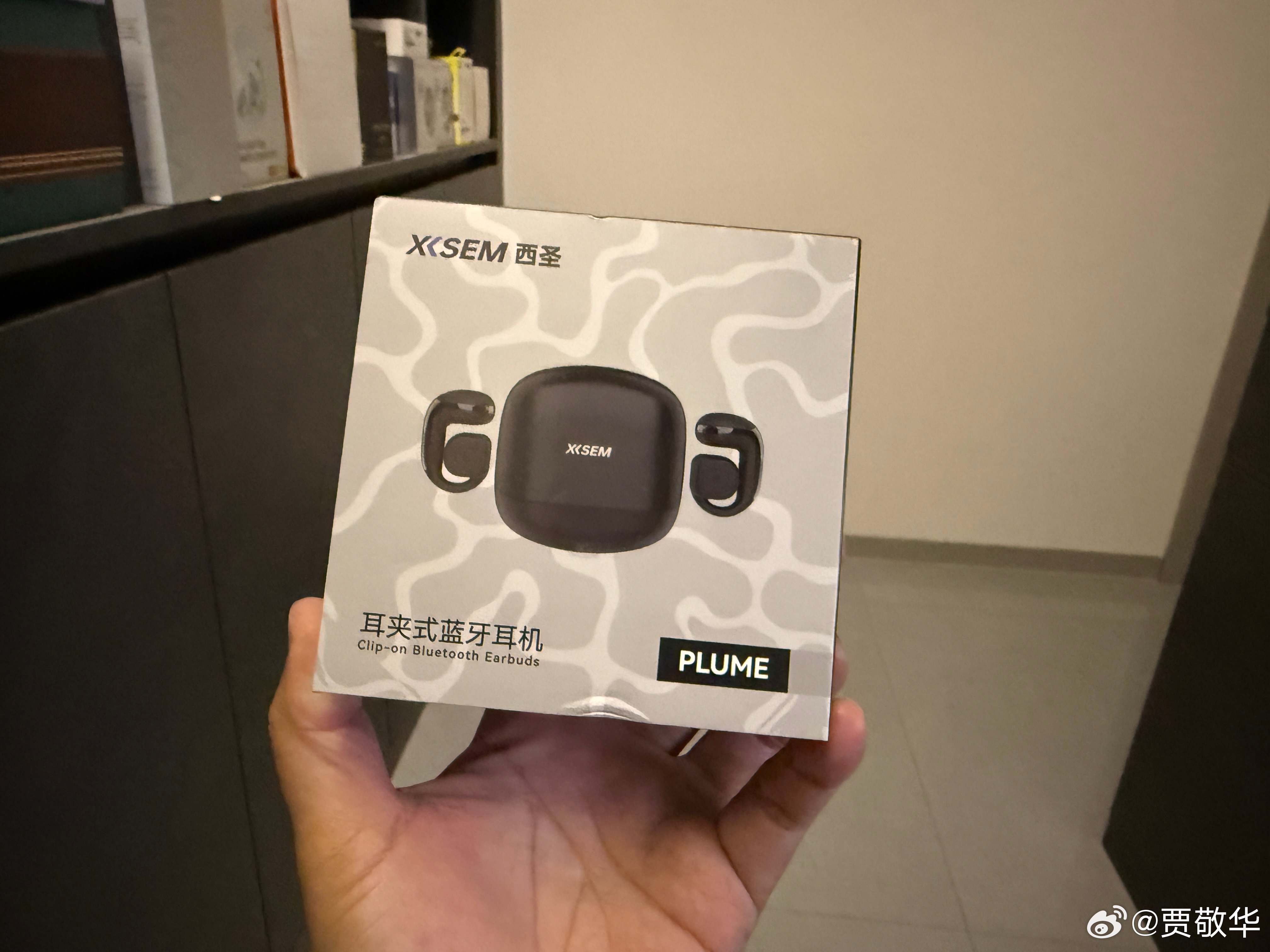 自从去年耳鸣后，我坐高铁出差，或者是机场等飞机的时候，总是习惯的看别人带什么耳机