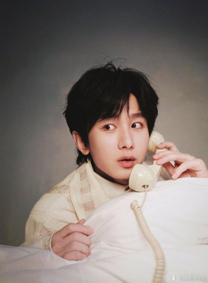 成毅扫弟机 《长安二十四计》片场糖点满满！成毅和周奇时而并肩说笑，时而击掌打气，