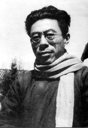 1930 年闻一多在青岛大学任教时，上课方式十分特别。他身着黑色长袍走进教室，先