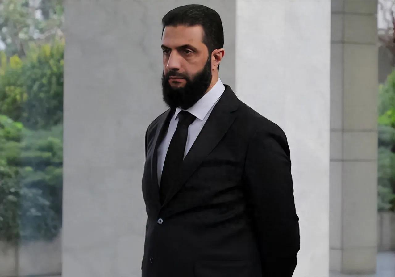 寸步不让！
由美英法等国推动的解除对叙利亚新政府领导人朱拉尼和其领导的HTS组织