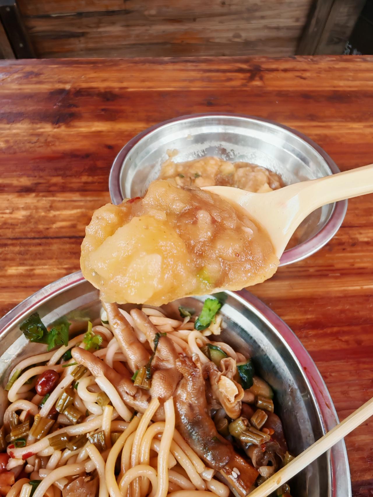 平和堂后面开了14年的老店，土豆泥还是原来的味道，特别好吃，入口即化，肥肠卤粉加