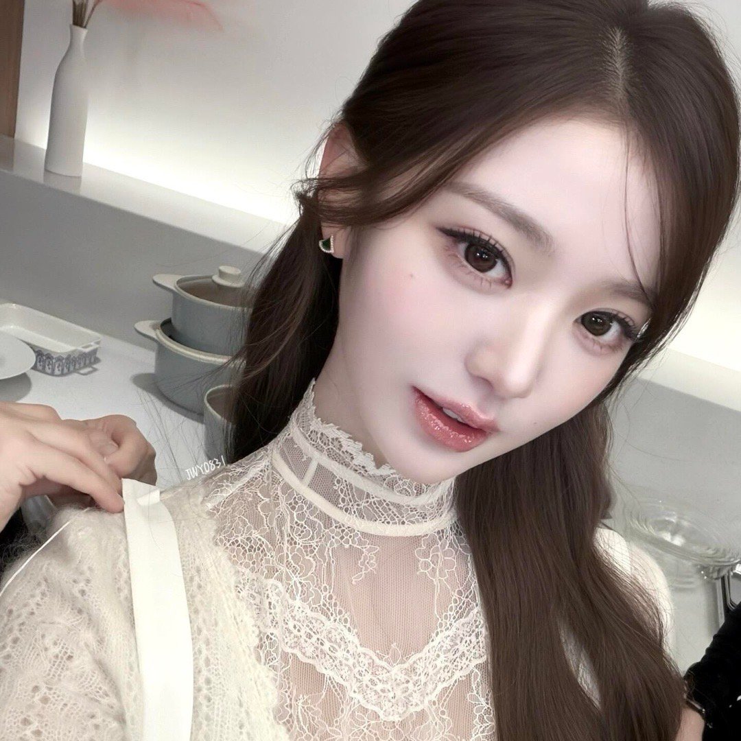 我感觉张乱最近团活的妆造有点太同质化了 很明显的不用心上一个我超级喜欢的妆造是这