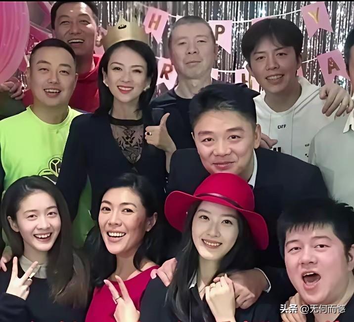 在章子怡的这张合影照片中，刘强东是比较抢眼的，他所处的位置也是最好的位置，连大导