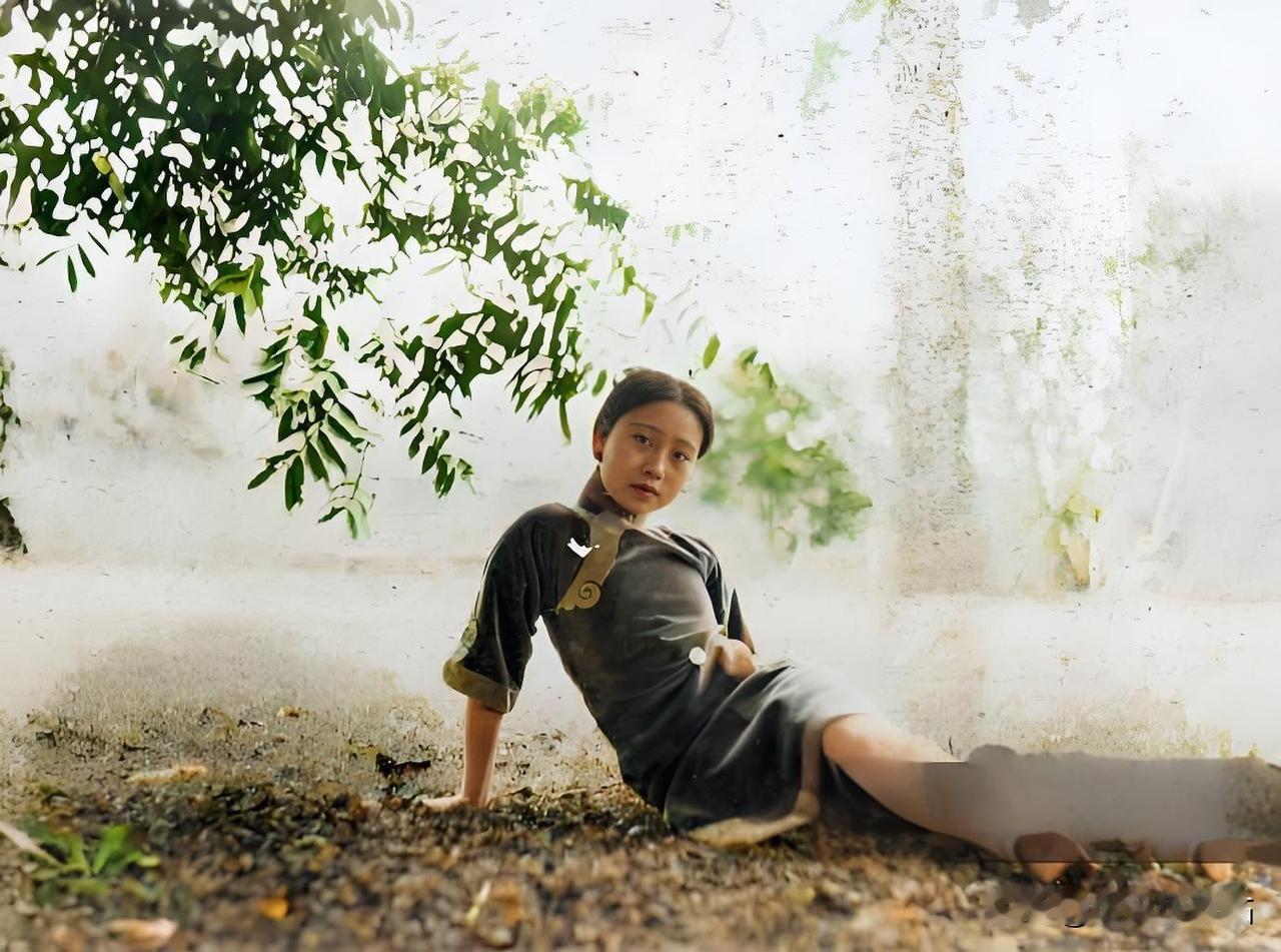 1928年夏天，正是上海滩最热闹的时候，摄影师丁悚在法租界的草坪上按下快门，给京