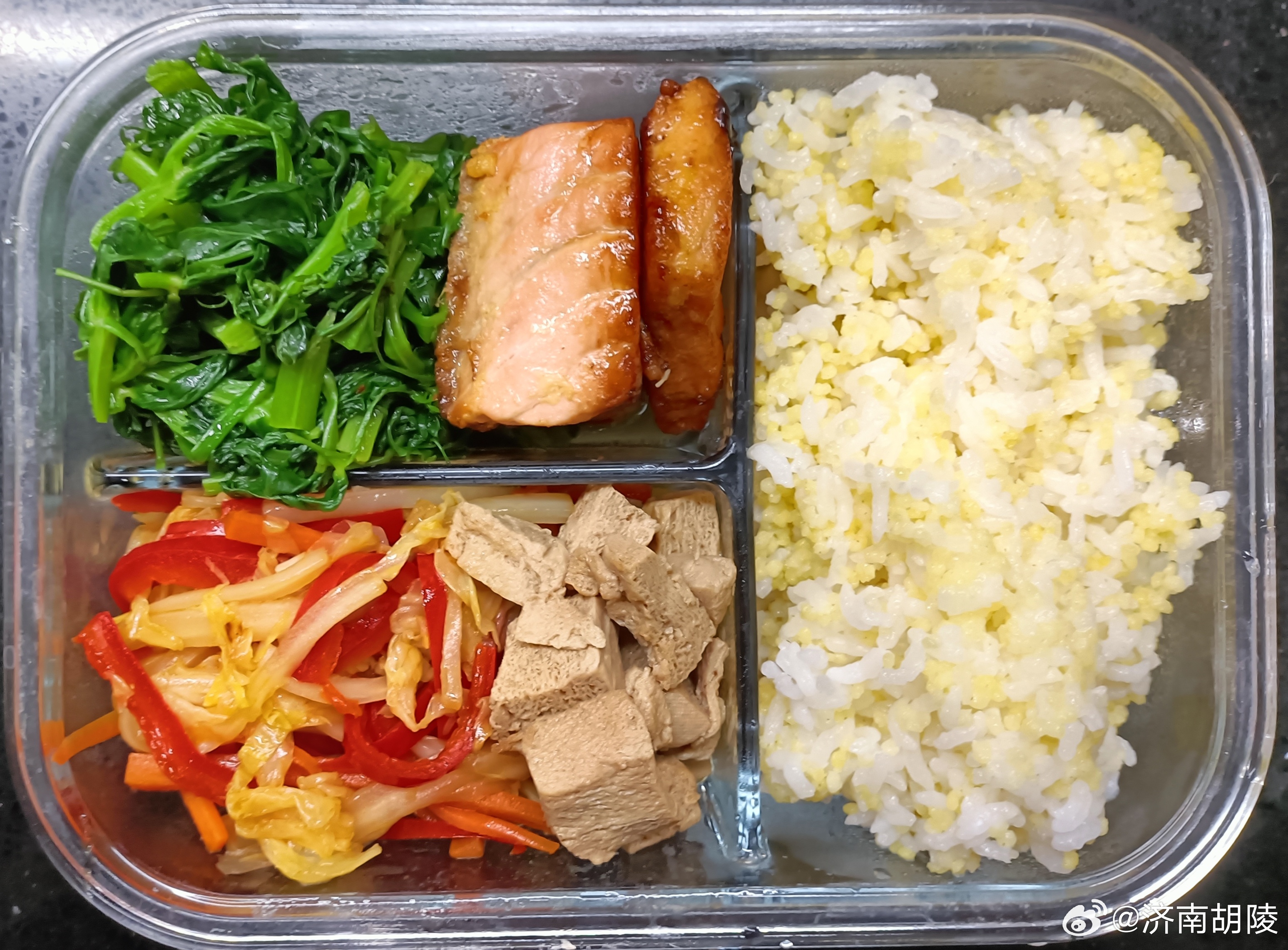 #儿子的午餐##这个问题吃什么# 二米饭，彩椒白菜丝，冻豆腐，水油煮豌豆尖，三文