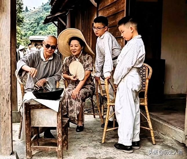 1956年桃园角板山行馆内，蒋介石亲自下厨烹制拿手蛋炒饭，宋美龄静坐一旁静静观看