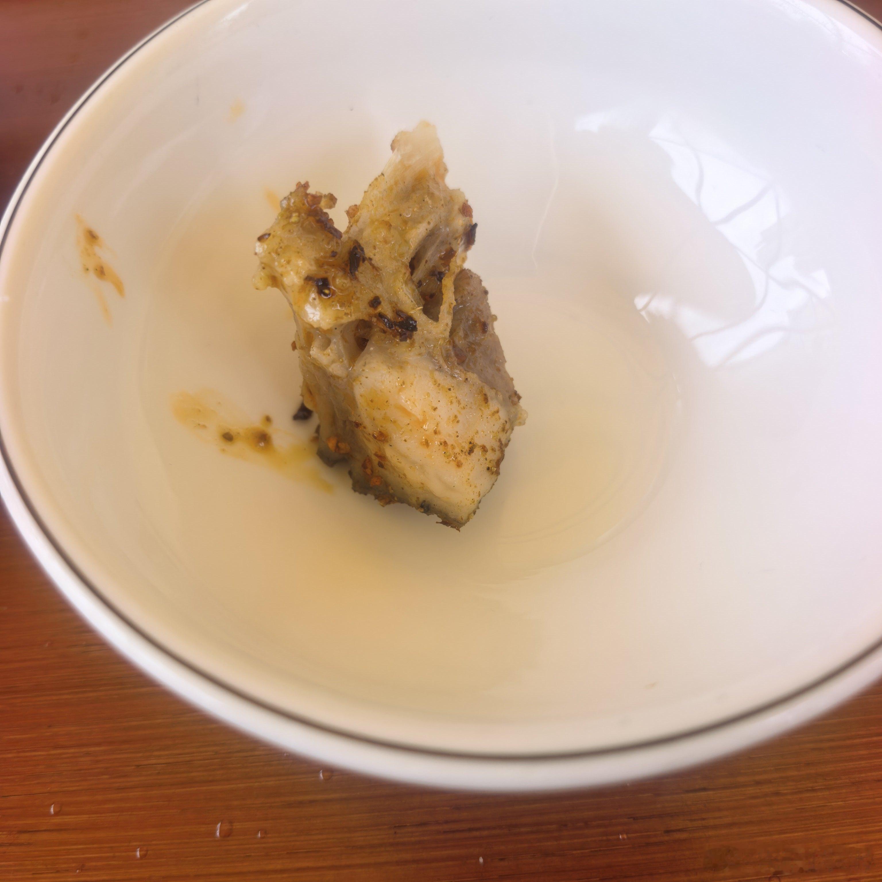 来吃个鱼，套餐里面还送了个酸角冻。 