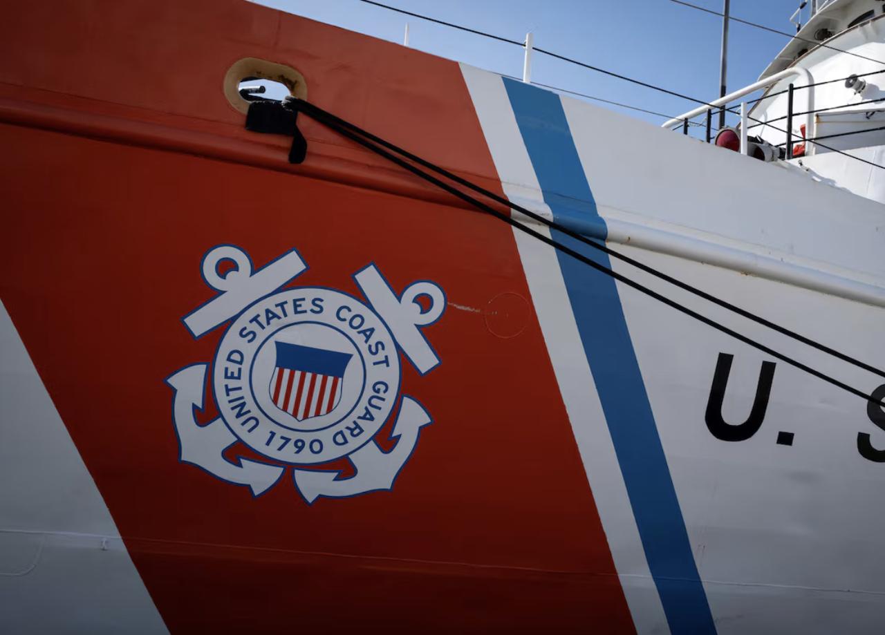 美国正持续追缉一艘与委内瑞拉有关的油轮，但执法行动受限。路透社披露，美国海岸警卫