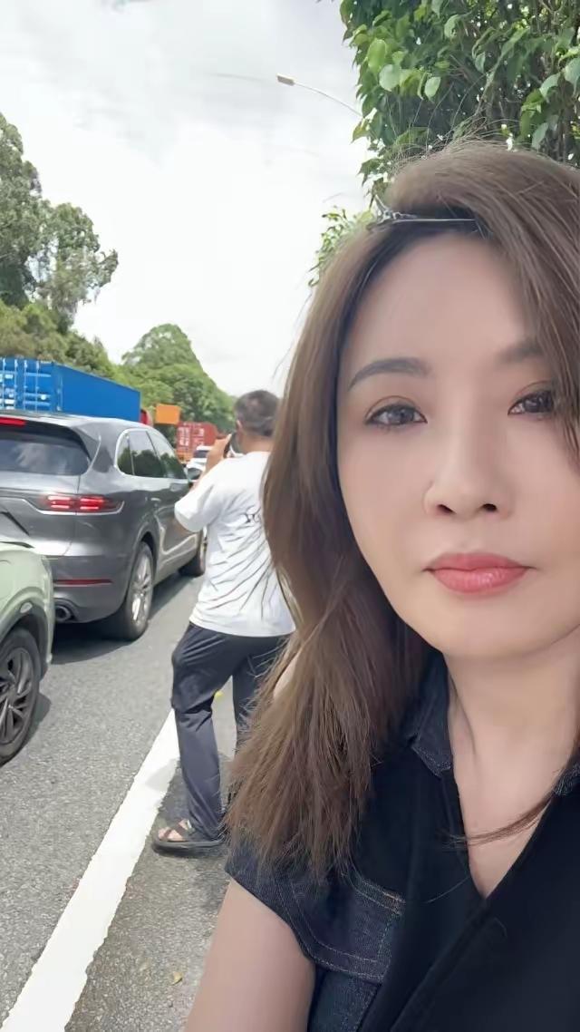 54岁香港资深女演员张文慈，在深圳高速路段行驶途中突发意外，在路上和其他车辆发生