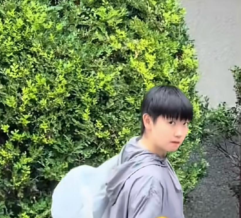 这是7月9日上训的莎莎，也不知道莎莎右手的食指肿痛消失了没有？也不知道国乒放了多