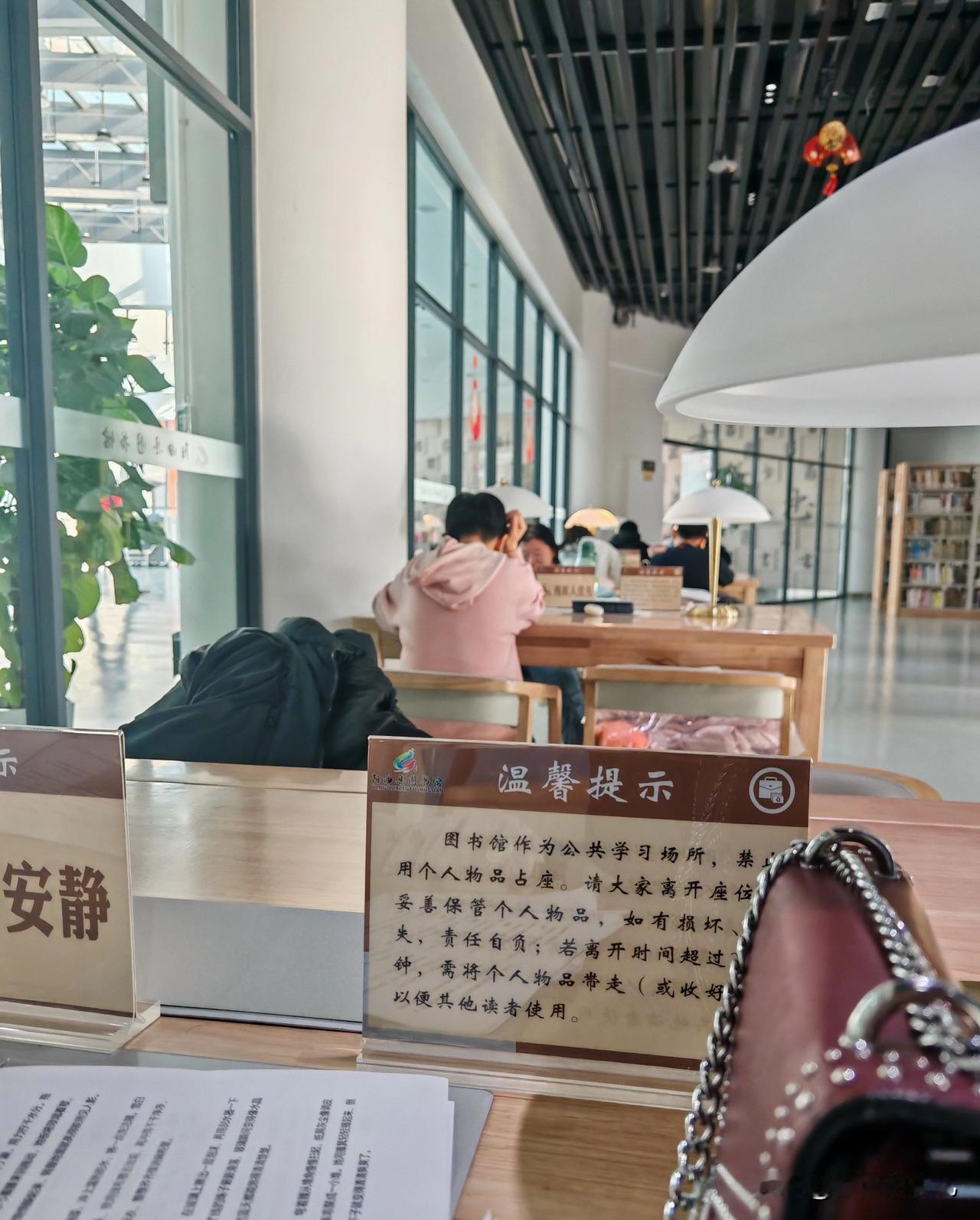 人真的有天生就坏的，
就是背对我的这个小女孩，
年龄很小，
但是，
这是在图书馆