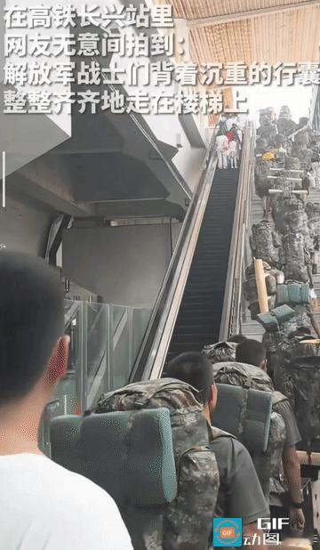 “这就是我们的子弟兵！”浙江长兴，一队子弟兵从高铁站出来后，因为人数太多，为了把