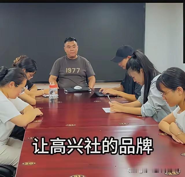 格局拉满！效仿郭德纲？让哥哥张伯鑫放下圈内恩怨，立志带国产相声走向世界！

当下