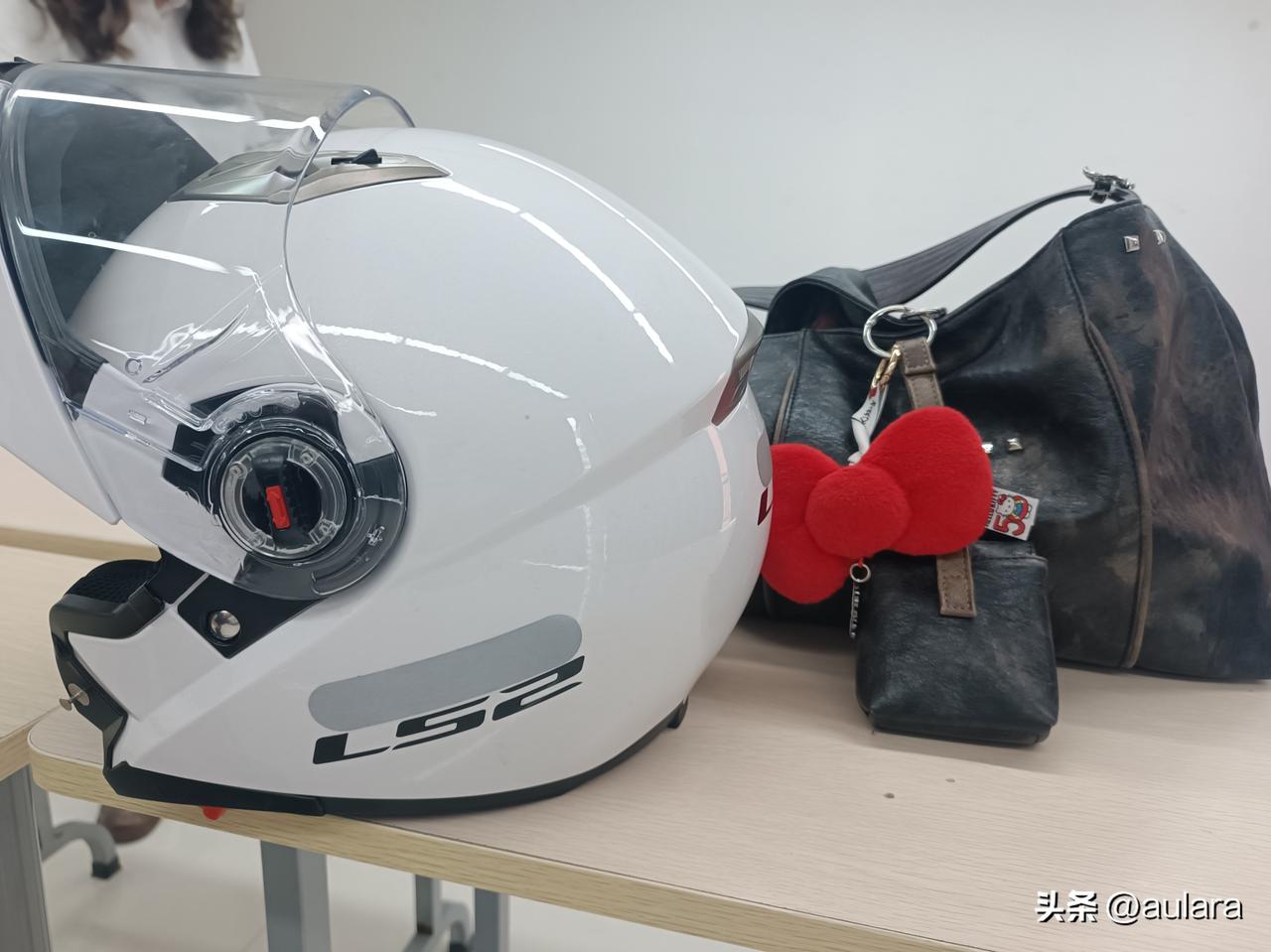 男生与女生的世界区隔有点大，男生一顶头盔一台车，女生一件包包几件挂饰[呲牙] 今