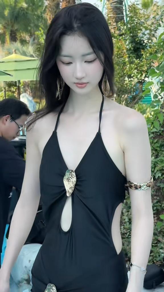 阿拉的海水上乐园  ，夏天到了美女都在玩水。董雨萱泳装照。模特 董雨萱 美女