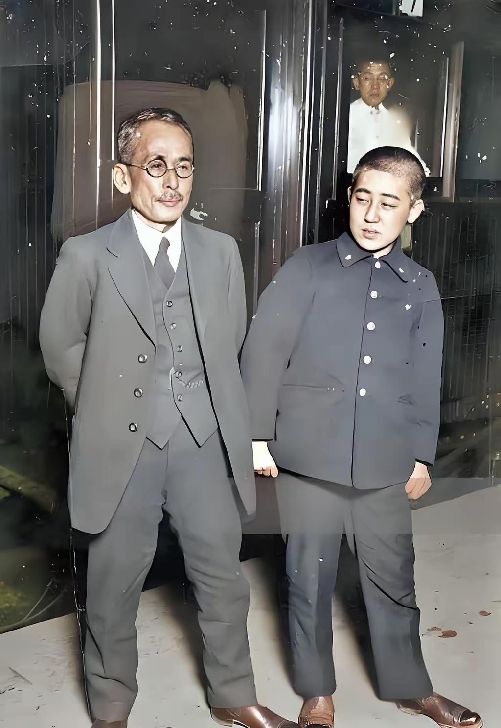 这是19岁的川岛芳子与日本养父川岛浪速在大阪站的罕见合影，影视剧中川岛芳子多被演