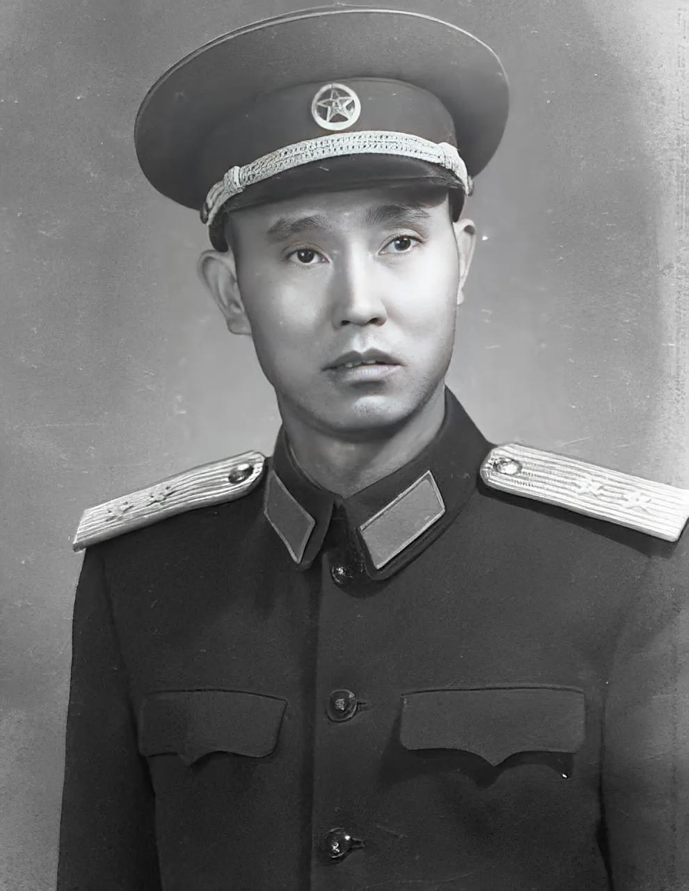 1947年，30岁的师长周志坚大婚，迎娶19岁温柔细心的女护士矫明，全营上下都满