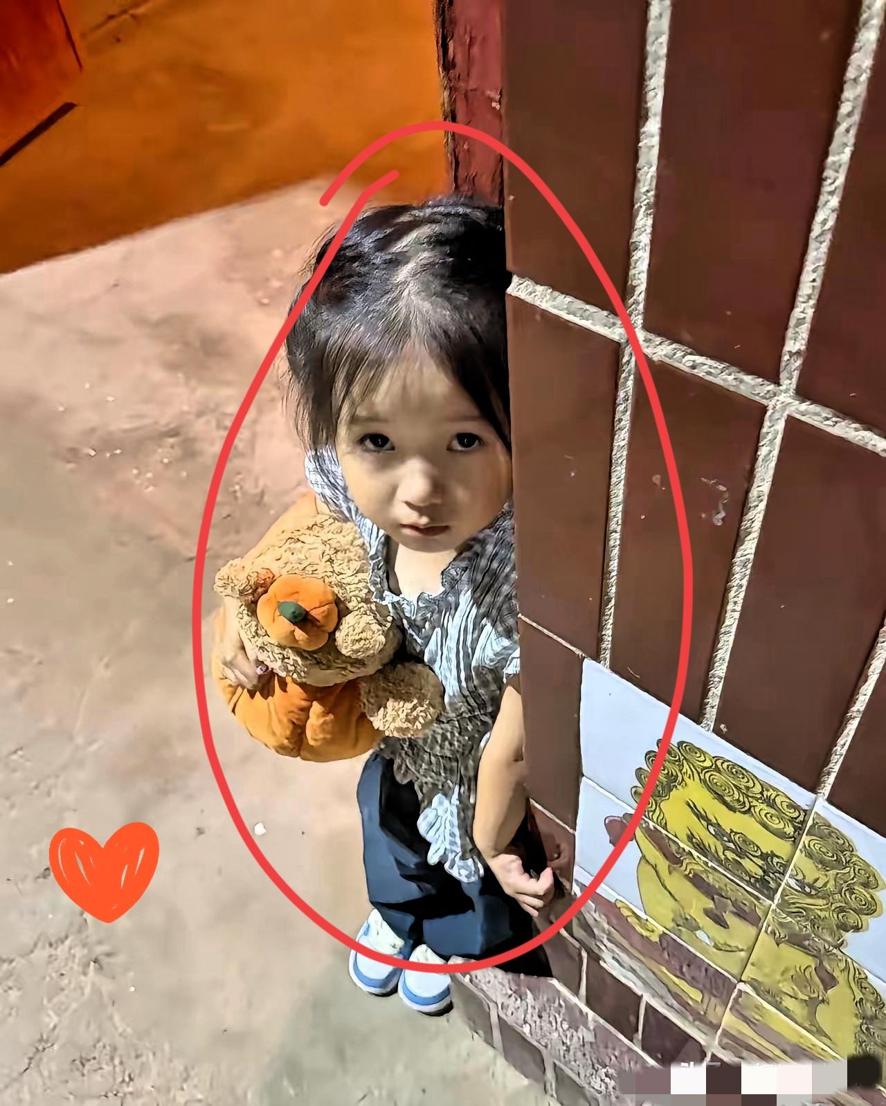 对门两岁多的小丫头，爸妈离婚后
总怯生生扒着我家门缝瞅，想找

我家儿子玩。我常
