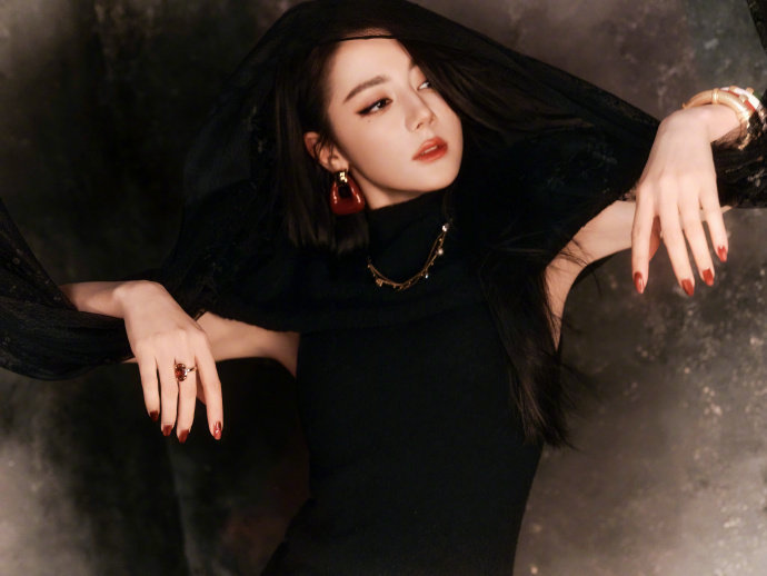 迪丽热巴听说今晚要找到我的结咒知己 迪丽热巴高马尾白衬衫皮质马甲迪丽热巴听说今晚