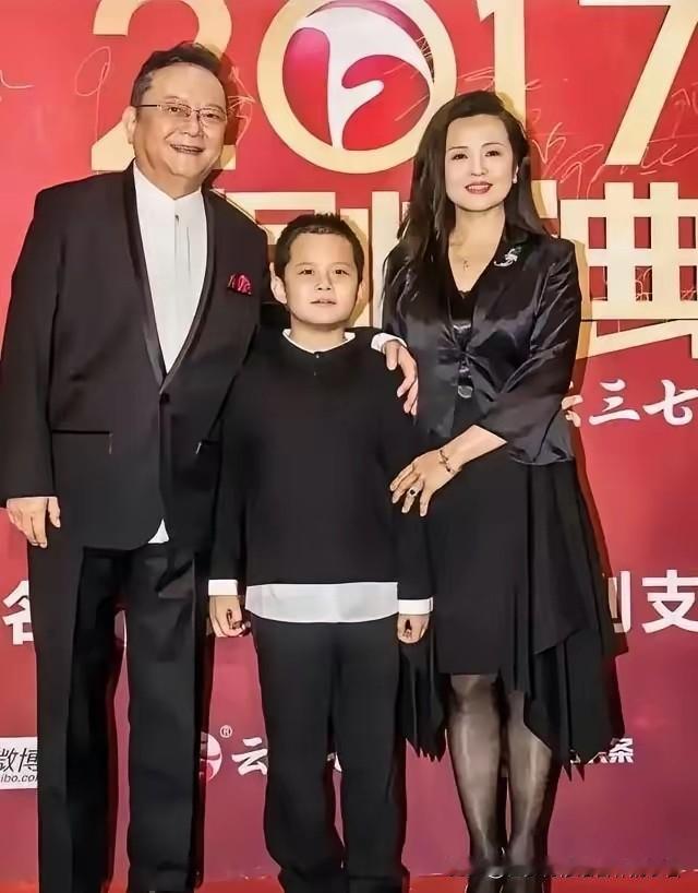 可郑艳东怀孕的消息，把王刚打了个措手不及。他第一反应不是高兴，是害怕。六十岁的人