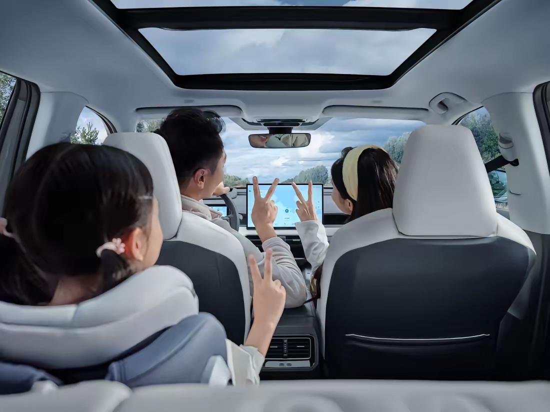 基于搜索信息，我将围绕第六代RAV4荣放的“十项全能”核心卖点，结合竞品短板对比