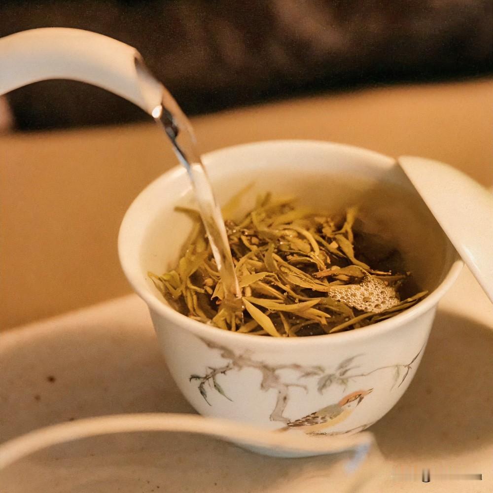 《茶晤灵境·楚辞体》
桂薪兮兰焰，水汽兮茶烟。
喧尘碎兮此间，清言吐兮如泉。
知