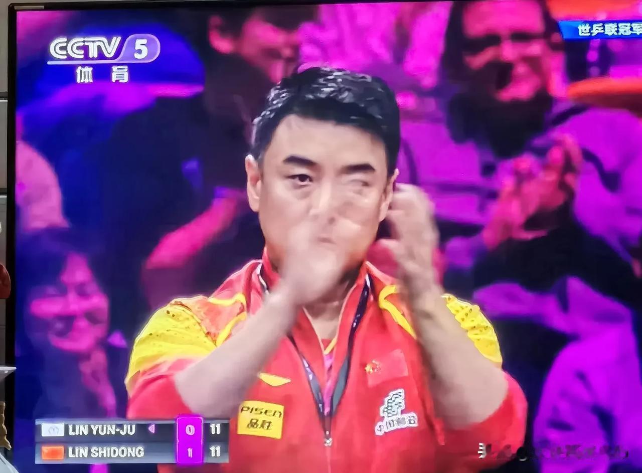 看着林昀儒像泄了气的皮球，无奈中韦晴光在比赛最后时刻叫了个暂停。他对“老林”说：